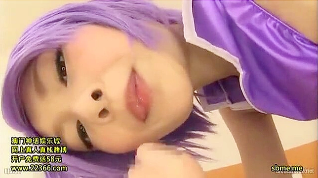 日本俏皮女孩穿粉红在三人行中被射精
