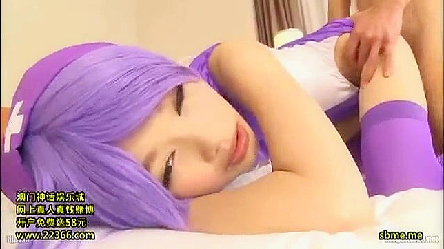 日本俏皮女孩穿粉红在三人行中被射精