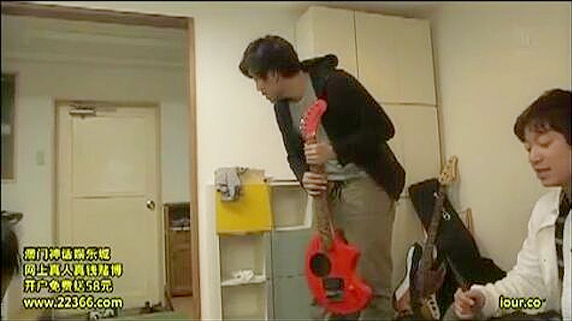 东方熟女与儿朋友玩暧昧，粗鲁男却令她噤声