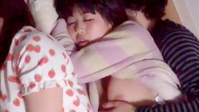 大学宿舍里与女友和她的朋友们难忘的留宿之夜