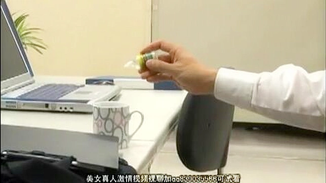 性感办公室风流韵事：对辣同事痴迷的嫉妒同事