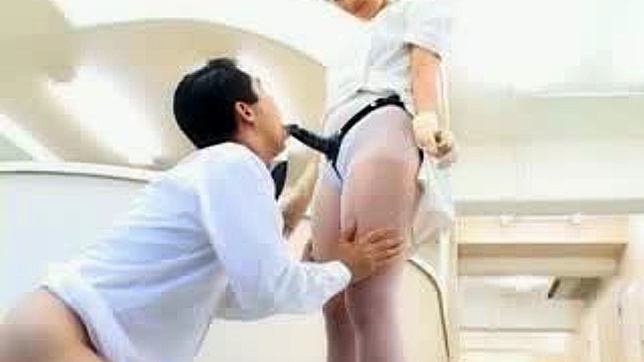 性感亚洲素人用 strapon 玩得超激烈