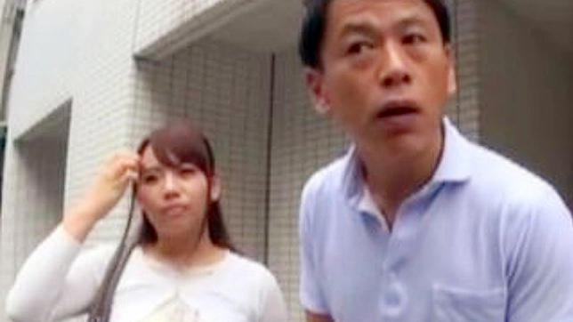 性感隔壁少妇被窥淫癖邻居当场抓住