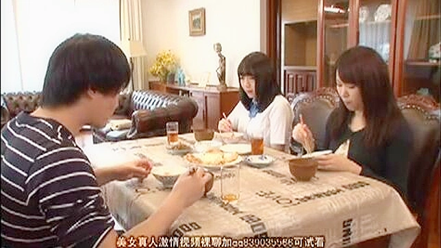 性感继女在厨房为他口交妈妈就在附近