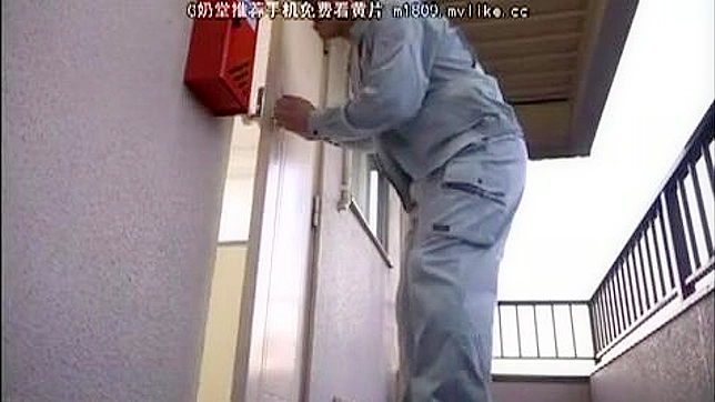 邮差幸运日：偶遇热辣少女家中自慰