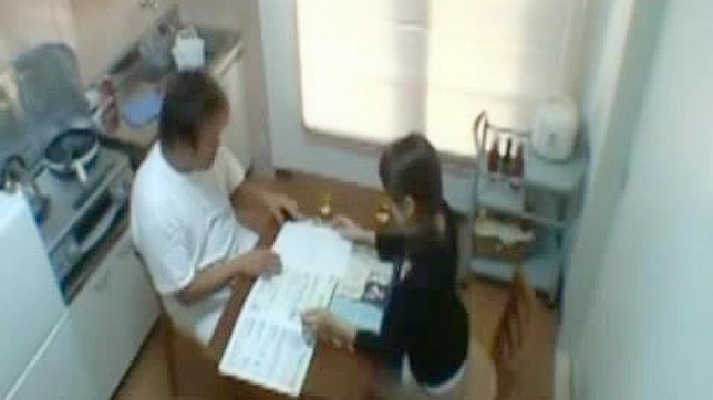 禁忌家庭事务在厨房桌上进行