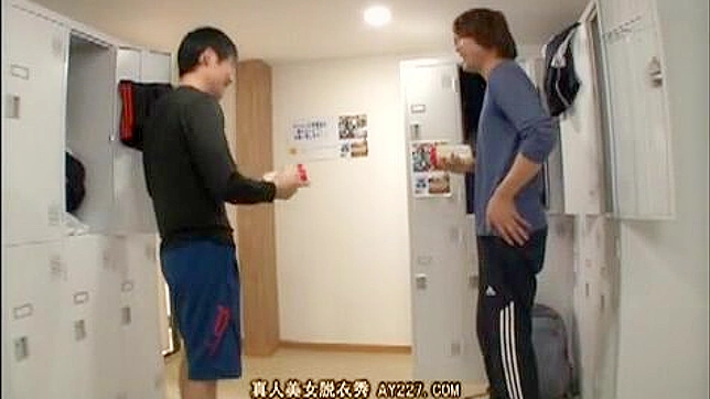 瑜伽教练在健身房给幸运男学员口交惊喜