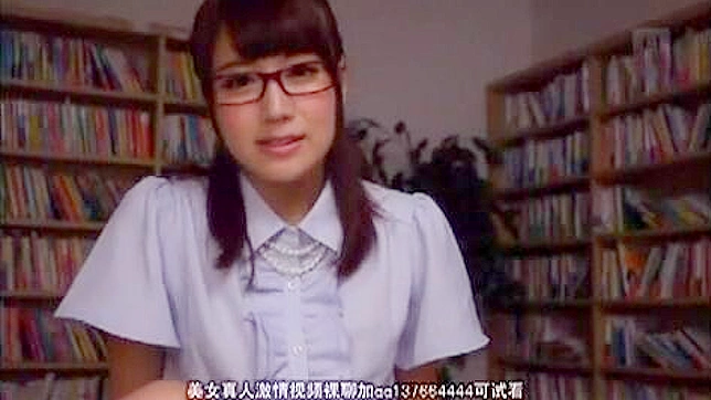 性感图书管理员在疲惫工作日后与陌生人激情邂逅。