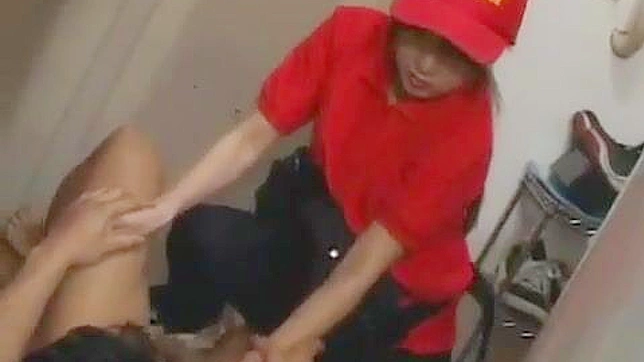 调皮惊喜！害羞的送货女孩发现送货车上的裸体男孩。
