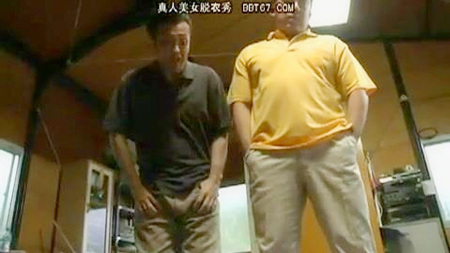 欲望无遮掩：一场当地三人与邻家妻的激烈XXX视频