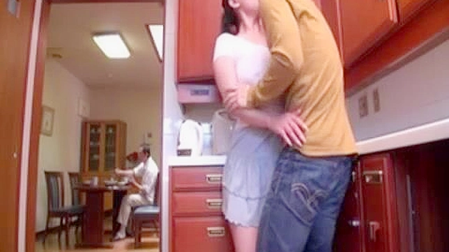 无法抗拒的欲望：日本继母诱惑记