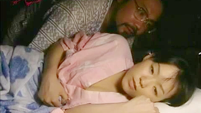 禁忌欲望曝光：熟睡少女与继父的黑暗秘密