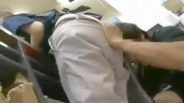 被骚扰的服务女工在秘密会面中疯狂放纵