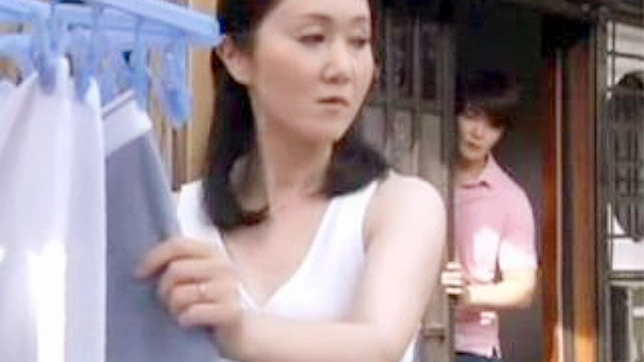 邻居之爱：小男孩英勇救助无助的熟女邻居