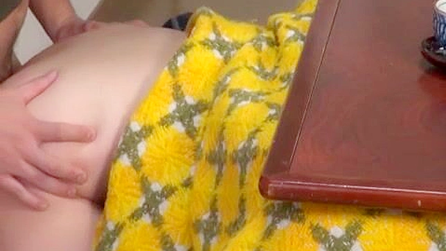 狡猾的情人趁好友熟睡时偷情，掀起火热JPorn激情！