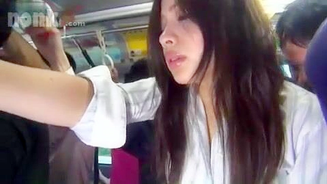 在公车不乖？性感女孩遭陌生人虐待。