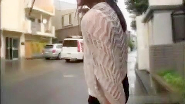 紧致少女臀部在公共场合展示，东方风情版