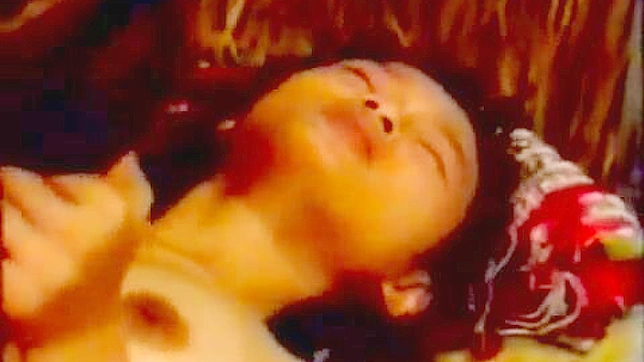 神道教的性感之旅：年轻情侣在村中巫师的帮助下走向亲密关系。