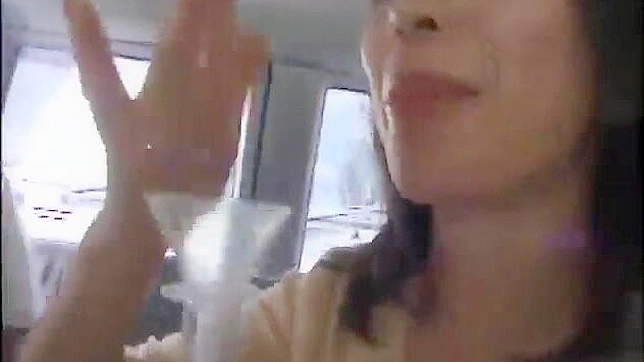 JAV美女喝下陌生人的浓精液