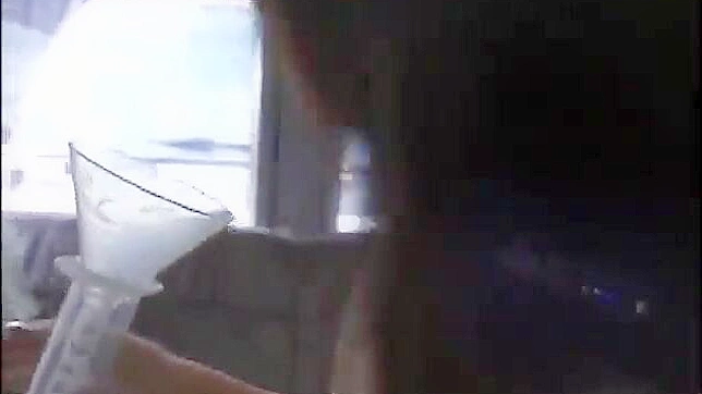 JAV美女喝下陌生人的浓精液