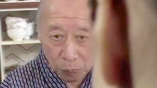 禁忌家族情事：老父趁子不在勾引儿媳