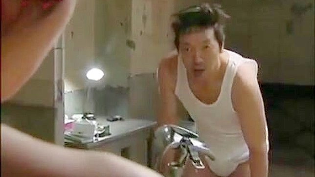 监狱女囚犯的调皮行为受到军事惩罚