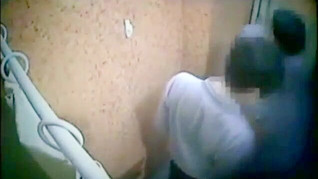 东方裁缝店因不检顾客的突袭而升级：阴茎测量与激情释放。