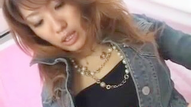 被爱人手指探入湿润私处—日本女同性恋激情愉悦