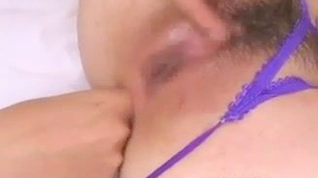 和两名日本淫娃的三人行及指交乐趣