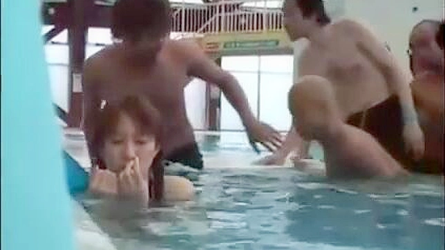 敲诈美女池中狂操 – 日本成人XXX视频