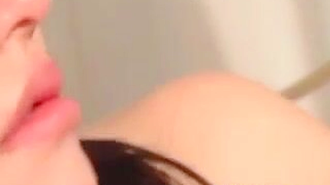 日本美人惊人的翘臀在XXX激情表演中露面