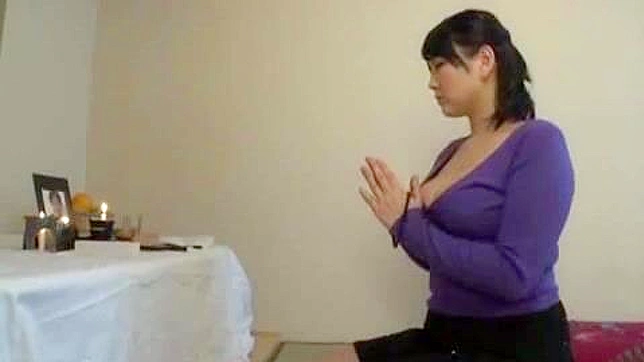 丰满寡妇与已故丈夫在日本AV中的火热重逢视频