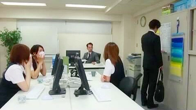 亚洲色情视频：三位性感女职员与老上司玩激情游戏