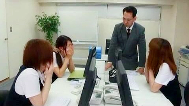 亚洲色情视频：三位性感女职员与老上司玩激情游戏