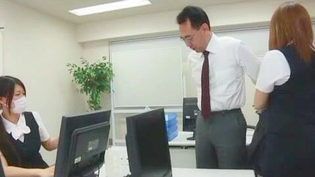 亚洲色情视频：三位性感女职员与老上司玩激情游戏