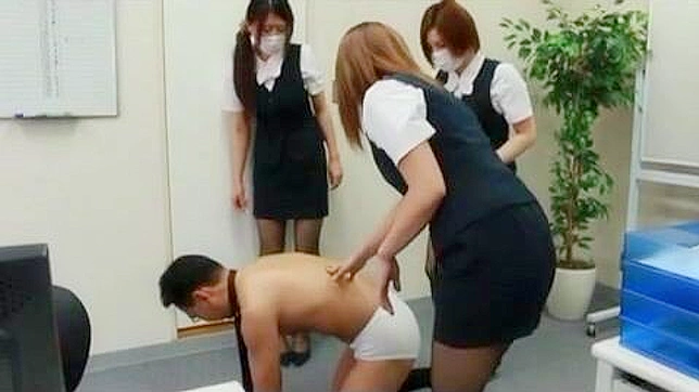 亚洲色情视频：三位性感女职员与老上司玩激情游戏