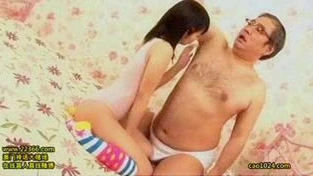 无遮掩老翁对可爱少女的不良意图