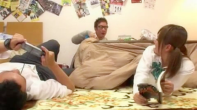 日本禁忌三人行：一男两女的激情夜