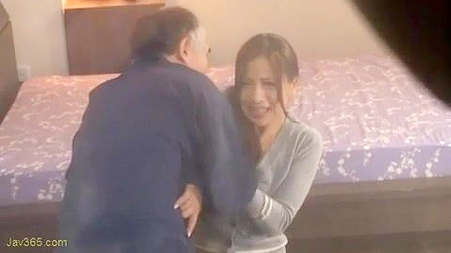 抓到了！肮脏的爸爸秘密操热辣人妻