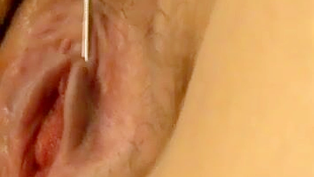 在诊疗室按摩她的巨乳—一位壮硕亚洲医生的独奏秀