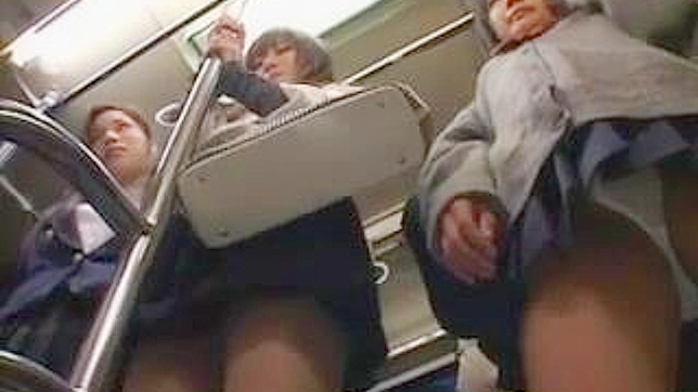 学校巴士上的性感邂逅—亚洲熟女的秘密