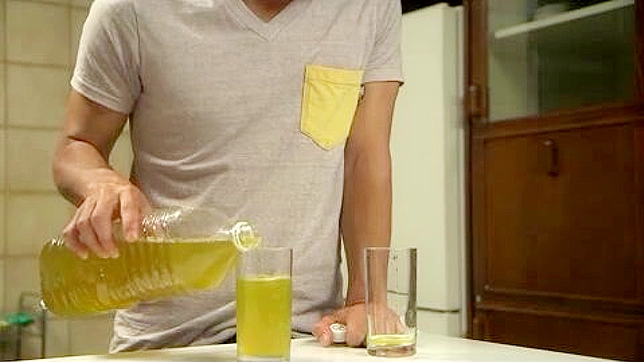 丰满校花在男生寝室的秘密欢愉时光