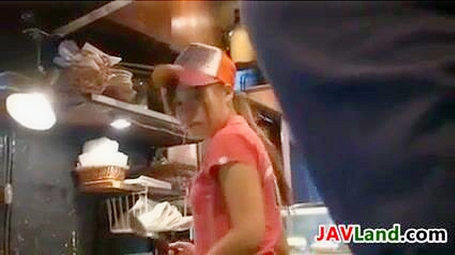 性感日本女服务员寻求欢愉