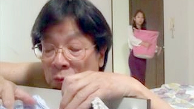 儿媳在日本色情片中与公公意外狂野互动