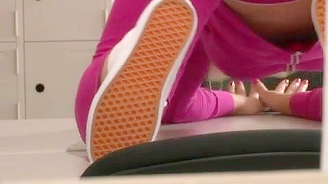 男更衣室里与Minegishi Fujiko乳妈老师和女学生的奇异行为
