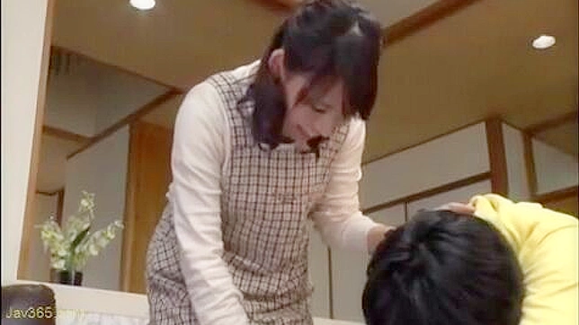 亚洲书呆子的秘密欲望被诱惑的继母和朋友满足了