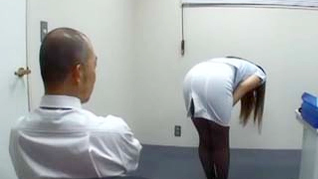 痛苦抉择：屈辱的亚洲秘书在工作中受虐还是失业？