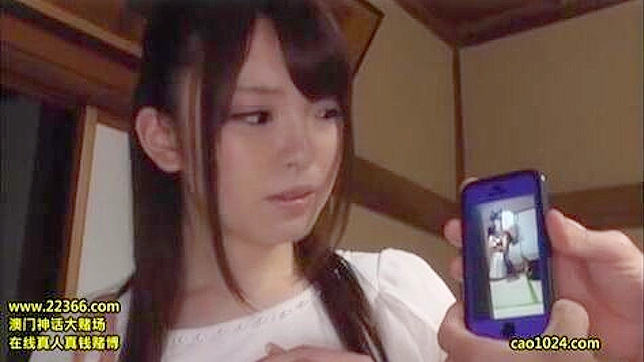 遭可怕空手道师父秘密性录像威胁，羞耻女人屈服于他的主导欲望。