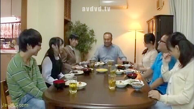 姐妹情深对抗虐待继父的JAV色情片