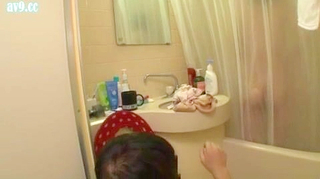 与朋友的秘密情人在淋浴时做爱